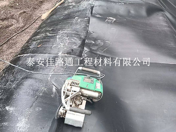 人工湖防滲膜邊坡鋪設(shè)防滑要點(diǎn)，筑牢邊坡穩(wěn)定防線