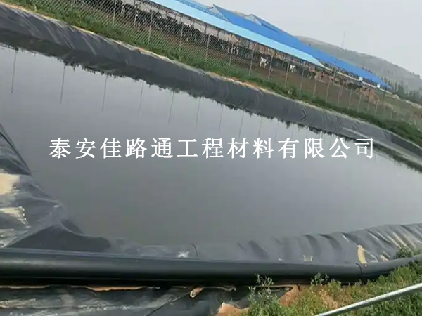 藕池防滲膜鋪設(shè)完成后，這樣保護(hù)更長(zhǎng)效