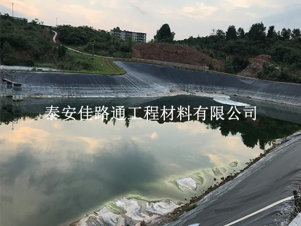 養(yǎng)殖防滲膜鋪設(shè)，為何一定要覆土工布？看完秒懂