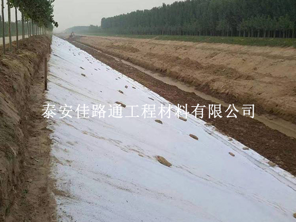 丙綸土工布接縫處理技巧：規(guī)范操作，杜絕防護(hù)薄弱點(diǎn)